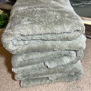 EUC 3 bath towels